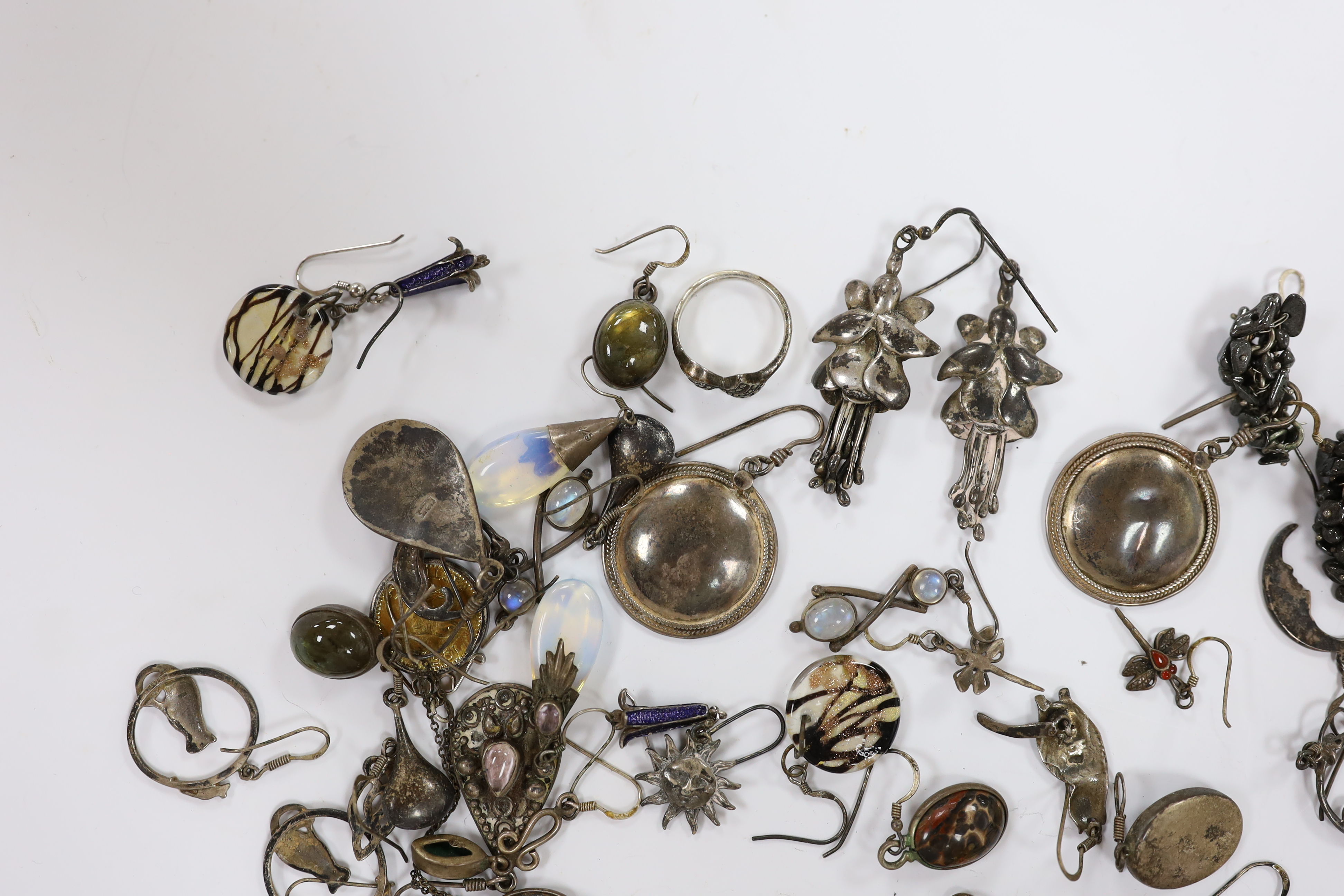 A small group of assorted 925 and white metal jewellery, including earrings, rings and a rectangular silver locket.